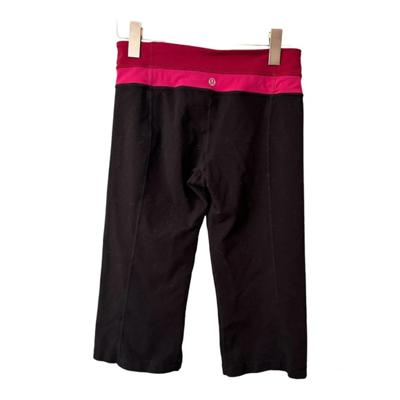 Lululemon Groove Crop Leggings. Black with Red Pink Waistband. Reversible. 6 - Picture 6 of 13